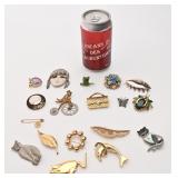 Lot de broches, dont Avon, Sarah Coventry,