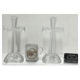 2 croix en cristal et tasse de Jean-Paul II