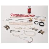 Lot de bijoux de fantaisie, dont sterling