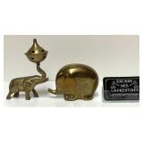 2 ï¿½lï¿½phants en laiton, dont encensoir