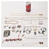 Lot de bijoux, dont NES, Spoutnik, Avon et