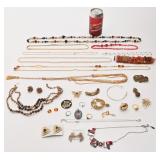 Lot de bijoux, dont Trifari, Continental et NES