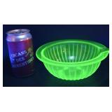 *Bol en ouraline, avec bec verseur