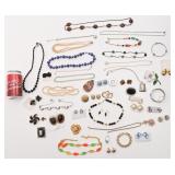 Lot de bijoux vintage, dont d'Orlan, Coro, Avon