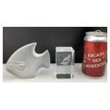 Poisson en verre givrï¿½ et bloc en verre taillï¿½