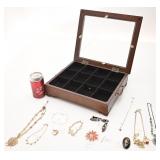 Coffret compartimentï¿½ avec bijoux signï¿½s