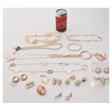 Lot de bijoux nacrï¿½s et perlï¿½s, dont camï¿½e