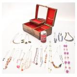 Coffre ï¿½ bijoux avec bijoux signï¿½s, dont