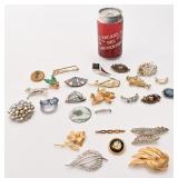 Lot de broches, dont Coro, Monet, Bond Boyd,