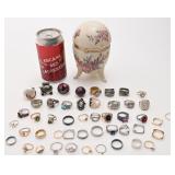 Oeuf en porcelaine avec lot de bagues variï¿½es