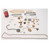 Lot d'anciens bijoux, dont Coro et Sarah