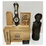 Lot de piï¿½ces en bois, dont coffre, caisse, jeu