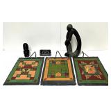 1 sculpture en onyx noir, 1 en pierre ollaire et