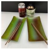 2 assiettes, 2 paires de baguettes et vase