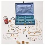 Coffre avec bijoux, dont Avon, Trifari et