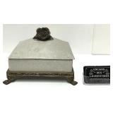 Ancien coffre en porcelaine et en laiton, lourd