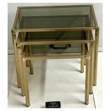 *3 tables gigognes, en laiton, mï¿½tal et verre