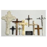 Lot de crucifix, dont 2 phosphorescents