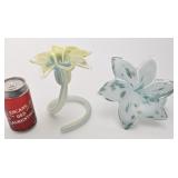 *2 fleurs en verre soufflï¿½, dont bougeoir