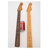 2 manches de guitare Fender, en bois