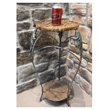 *Table pour plantes, en rotin et en métal,