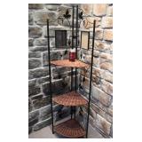 *Étagère en coin, en rotin et en métal,