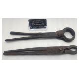 2 anciennes pinces, dont une forgée