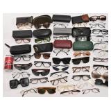 Gros lot de lunettes variées et d'étuis
