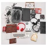 Lot d'articles variés, dont calculatrices et