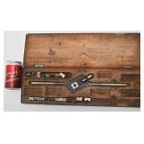 Antique ensemble de taraudage, dans coffre en