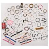 Lot de bracelets et de montres