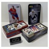 2 boîtes en métal avec cartes de hockey