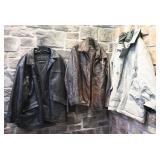 3 manteaux, dont 2 en cuir