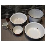 5 pièces en métal émaillé, dont seau