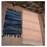 2 tapis, saumon : 25'' x 47'', bleu : 19'' x 30''