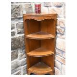 *Petit meuble de rangement, en coin