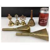 Collection de cloches, dont en laiton