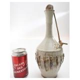 Cruche en céramique, signée