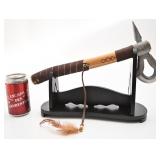 *Hache tomahawck de Connor Kenway dans