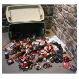 Gros lot de décorations de Noël, avec bac