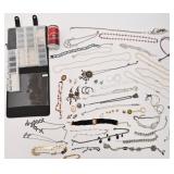 Ensemble de compartiments avec bijoux, dont