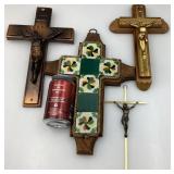 Lot de crucifix, dont 1 en céramique