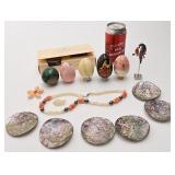 Pièces de nacre, oeufs, dont en pierre, et