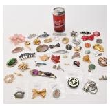 Lot de broches, dont Coro, Michael Kors,