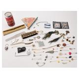 Lot varié, dont épingles à chapeau, dont Jifas,