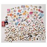 Gros lot de macarons et d'épinglettes de