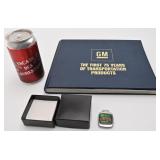 Livre GM, 75 years of transportation et pendentif