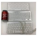 3 claviers d'ordinateur, dont 1 Apple et