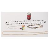 Lot de colliers, dont Dolce Vito et avec pierres