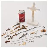 Lot religieux, dont croix et crucifix sur pied,